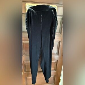 NWOT Peter Nygard Women’s plus size 3x black velvet jeggings.